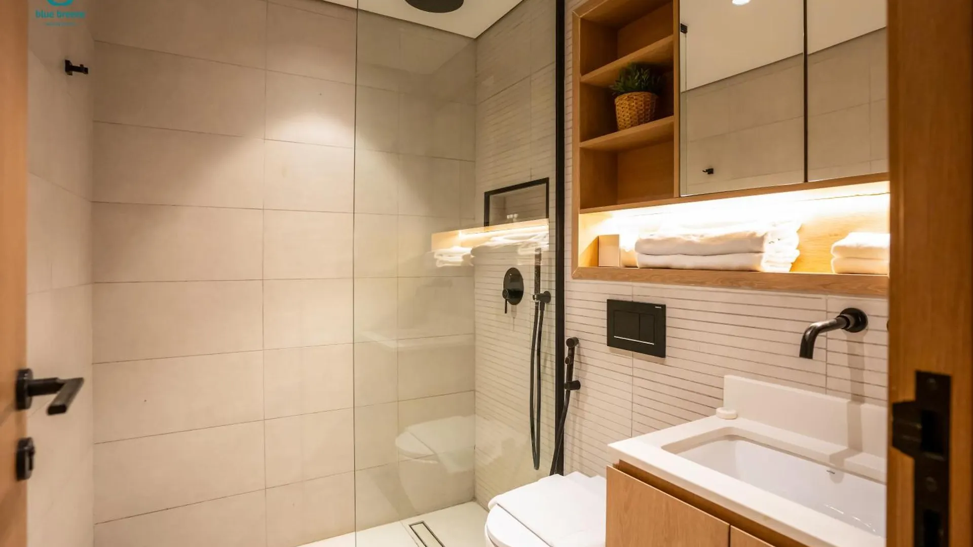 Blue Breeze - Stylish 2Br With Balcony & Private Terrace In Jvc Apartment Dubai 0*,  United Arab Emirates